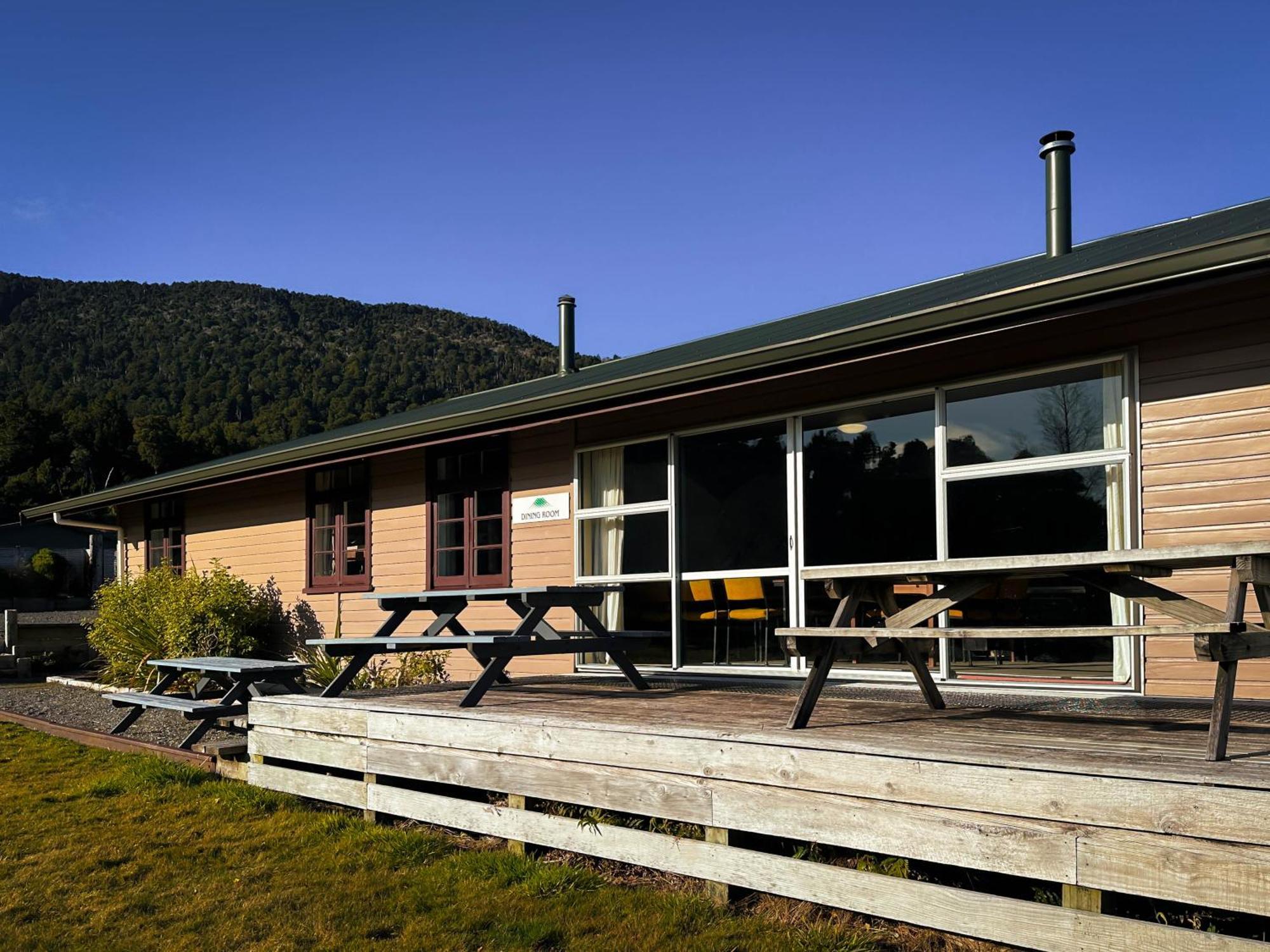 The Crossing Lodge & Backpackers Erua Luaran gambar