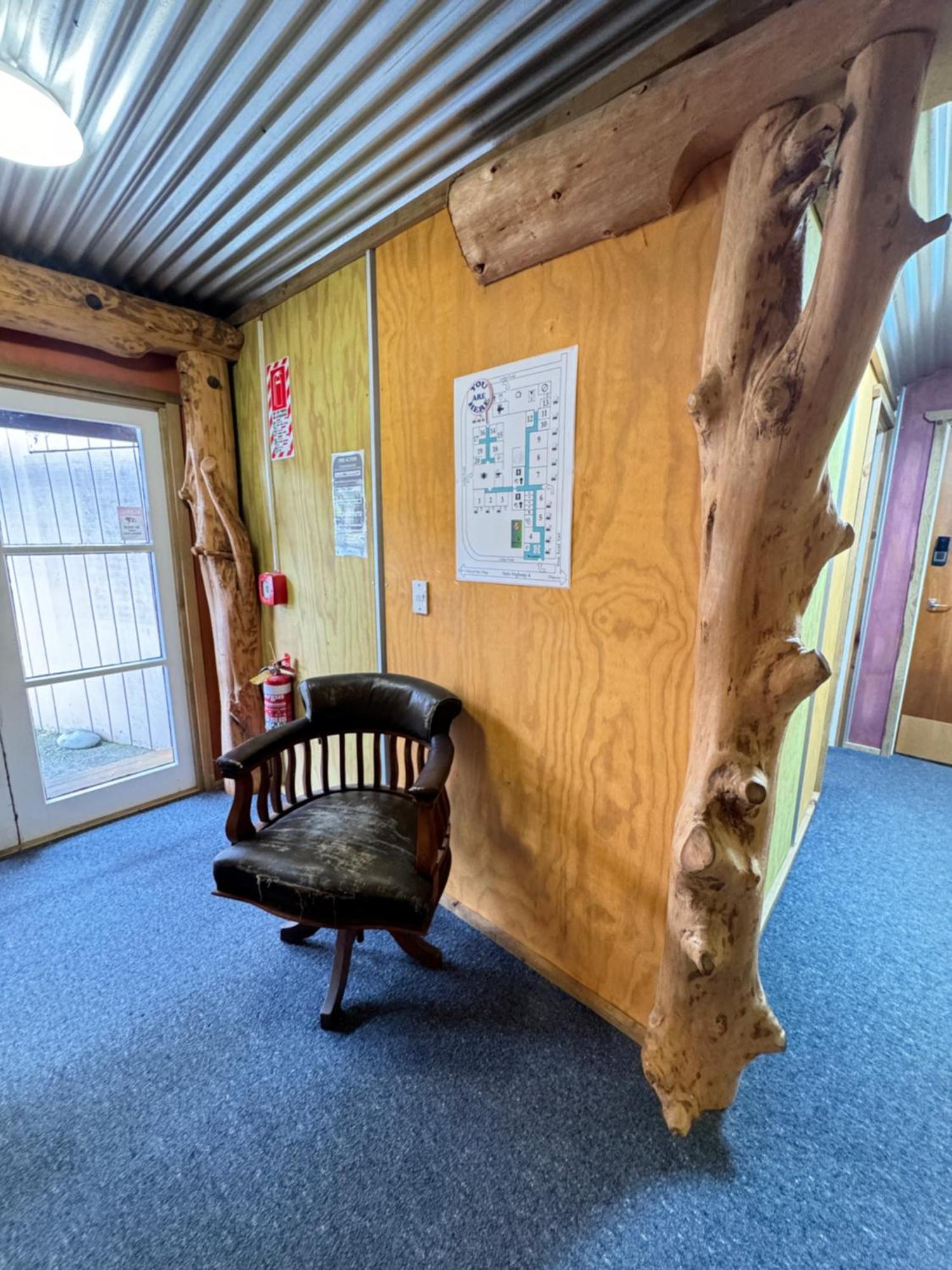 The Crossing Lodge & Backpackers Erua Luaran gambar