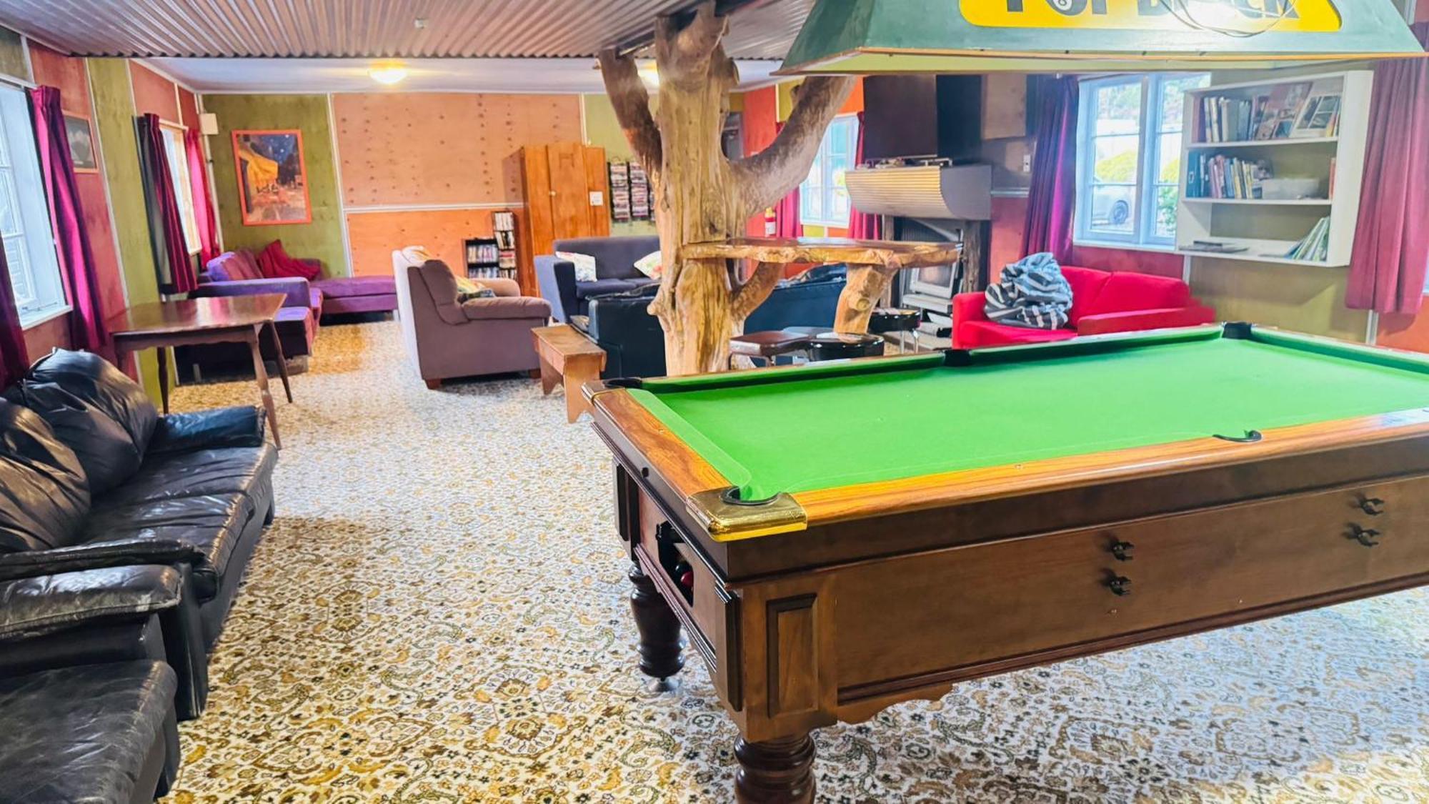 The Crossing Lodge & Backpackers Erua Luaran gambar