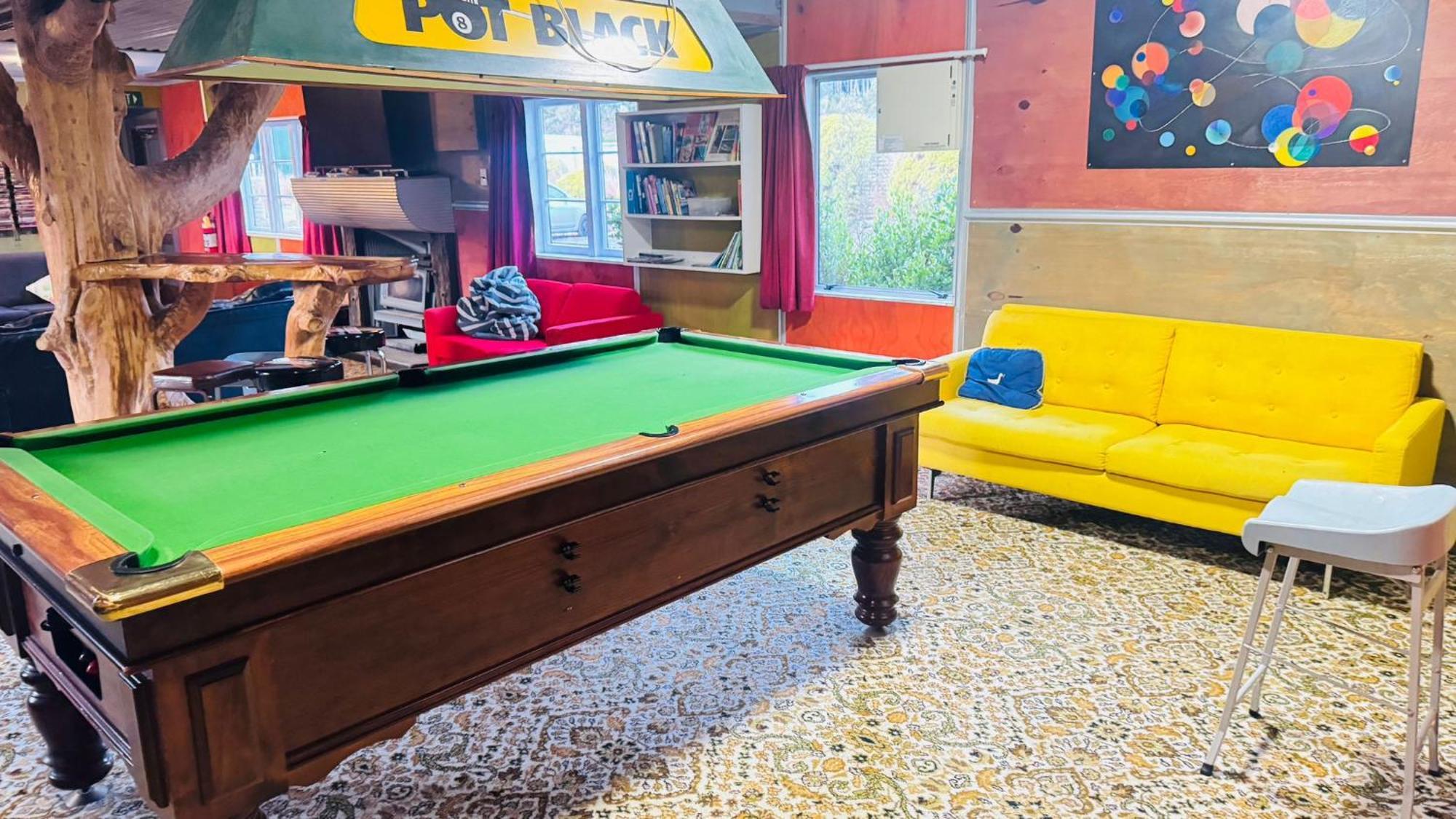 The Crossing Lodge & Backpackers Erua Luaran gambar