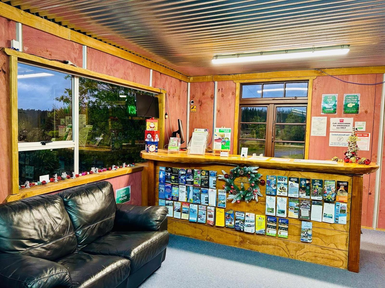 The Crossing Lodge & Backpackers Erua Luaran gambar