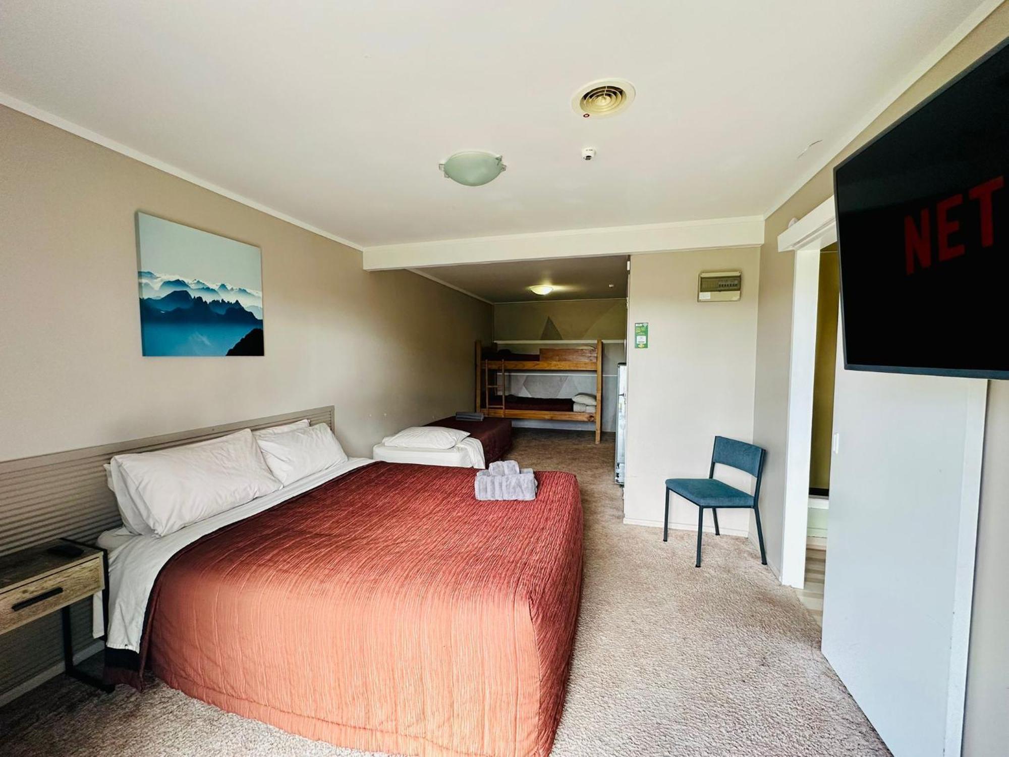 The Crossing Lodge & Backpackers Erua Luaran gambar