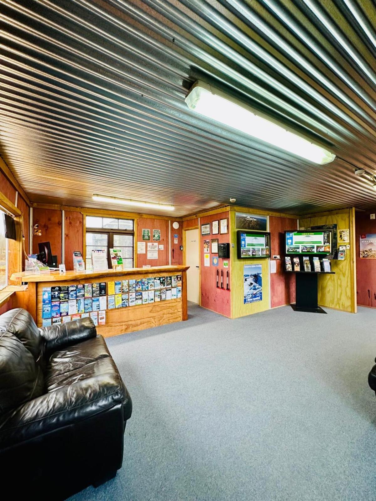 The Crossing Lodge & Backpackers Erua Luaran gambar