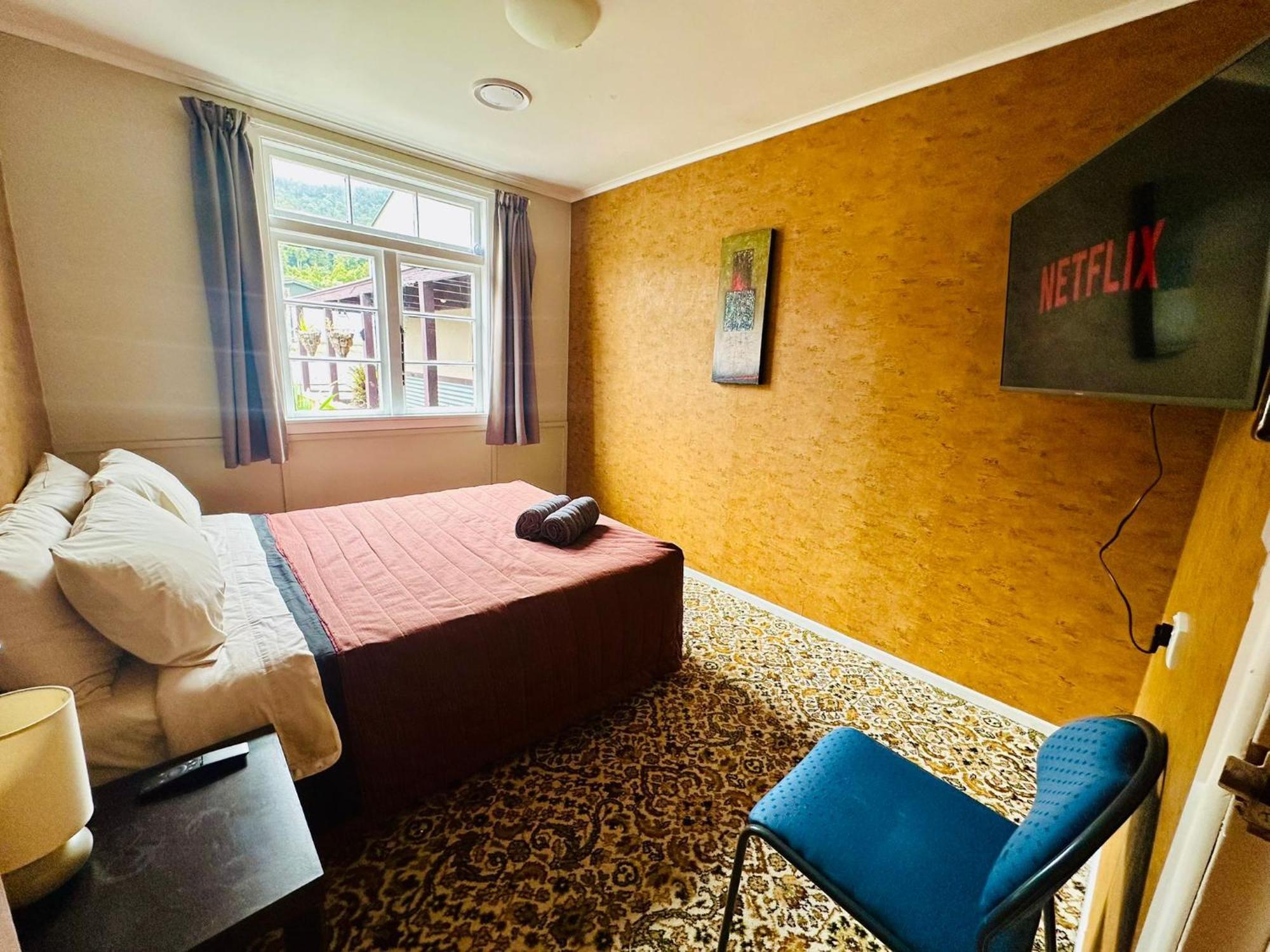 The Crossing Lodge & Backpackers Erua Luaran gambar